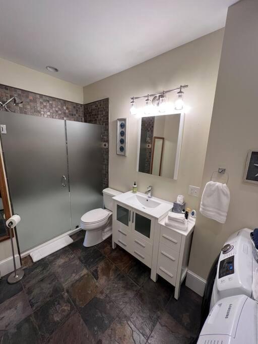 Historic Corner Apartment With Patio & Off Street Parking Portland Luaran gambar
