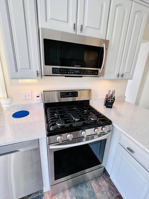 Historic Corner Apartment With Patio & Off Street Parking Portland Luaran gambar