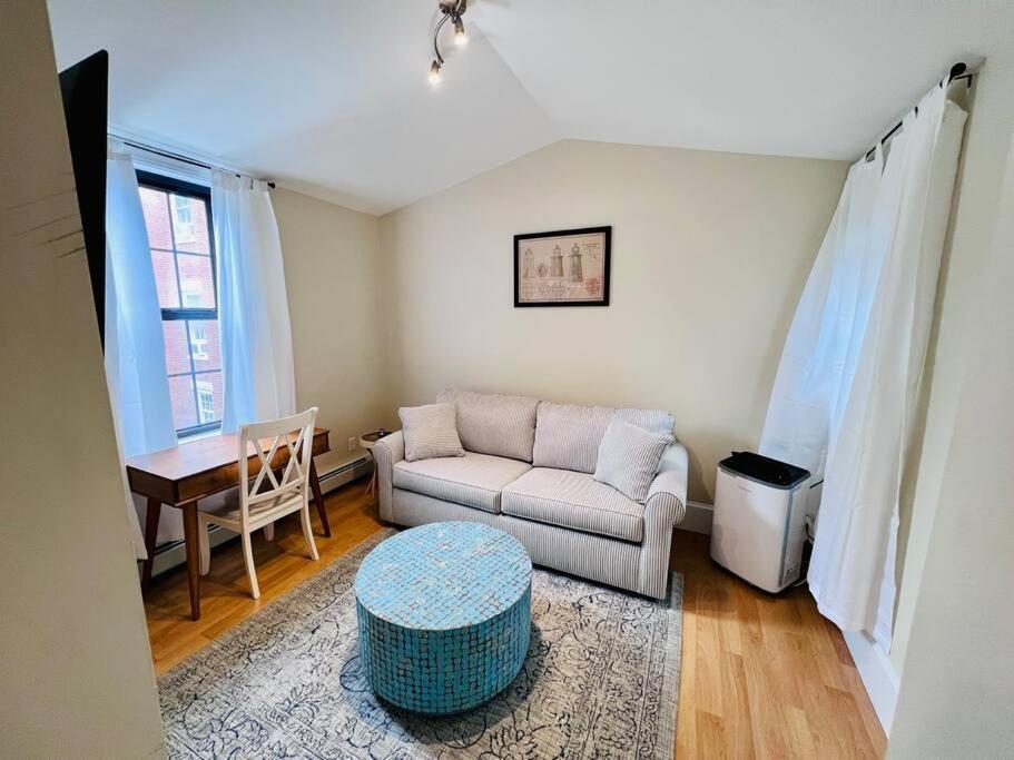 Historic Corner Apartment With Patio & Off Street Parking Portland Luaran gambar