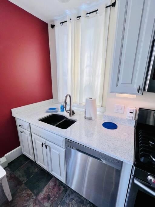 Historic Corner Apartment With Patio & Off Street Parking Portland Luaran gambar