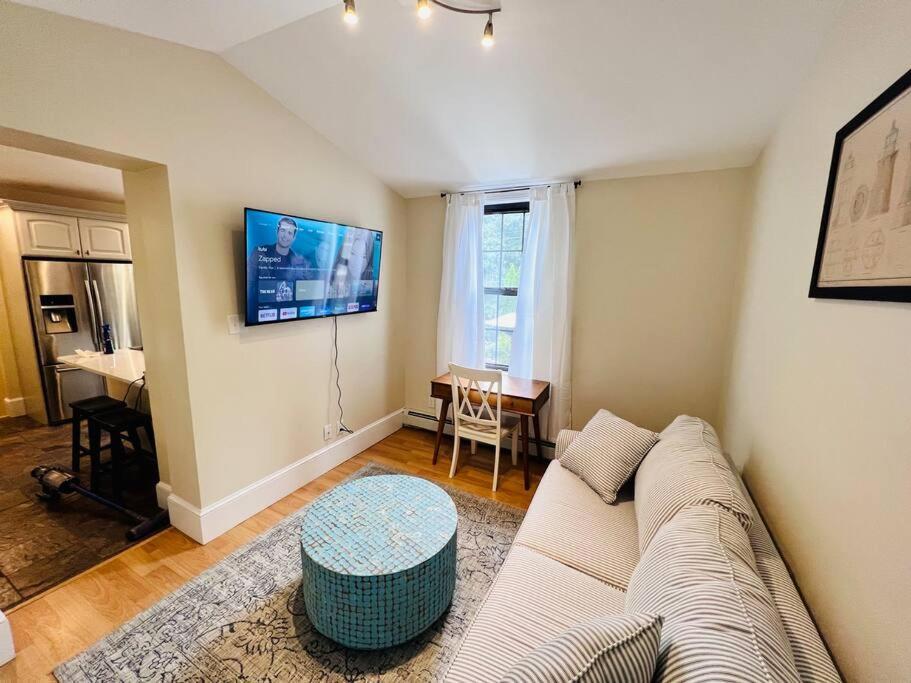 Historic Corner Apartment With Patio & Off Street Parking Portland Luaran gambar
