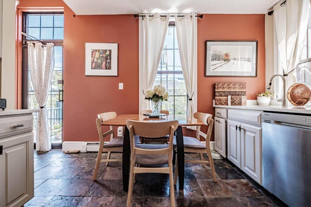 Historic Corner Apartment With Patio & Off Street Parking Portland Luaran gambar